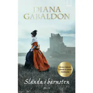 Serien bakom hyllade tv-serien Outlander Skottland 1745 - Skottland 1968  Claire och Jamie beger sig från Paris tillbaka till Skottland och bosätter sig i Lallybroch. Men efter ett fridfullt år tillsammans får Jamie ett oroväckande brev. Upproret som alla fruktat har börjat och Jamie är tvungen att ansluta sig till Stuarts armé. Jamie skickas iväg för att samla in fler män till armén och övertyga klanerna att kämpa för Stuarts sak. Claire blir återigen en armésjuksköterska men i en helt annan tid och med andra förutsättningar. Dessutom dyker Jack Randall upp igen. Nu tvingas Claire och Jamie gå igenom krig och död i en desperat kamp för att rädda sin framtid. Detta är den andra delen av SLÄNDA I BÄRNSTEN som är den andra boken i den kultförklarade Outlanderserien. Diana Gabaldons episka böcker om den brittiska sjuksköterskan Claire Randall och den skotske klanledaren Jamie Fraser har fått hängivna fans över hela världen. Totalt har hennes böcker sålt i närmare 30 miljoner exemplar.  Diana Gabaldon är ursprungligen universitetsprofessor i naturkunskap men har kommit att bli en uppskattad och prisbelönt författare med en bred repertoar. Hennes Outlanderserie utgör närmast en egen genre, bäst beskriven som historisk science fiction med romantiska inslag. Den ligger till grund för tv-serien Outlander.     Format Pocket   Omfång 468 sidor   Språk Svenska   Förlag Bookmark Förlag   Utgivningsdatum 2023-02-15   Medverkande Sven Christer Swahn   Medverkande Diana Gabaldon   ISBN 9789189750296  