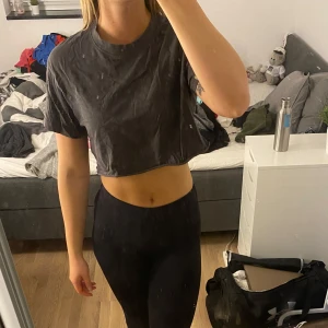 Svart och vit croppad t-shirt - Säljer två croppade t-shirts i svart och vit. Perfekta för en avslappnad stil, båda i mjukt material med korta ärmar. Passar bra till både träning och vardag. De är i bra skick och redo för nya äventyr!