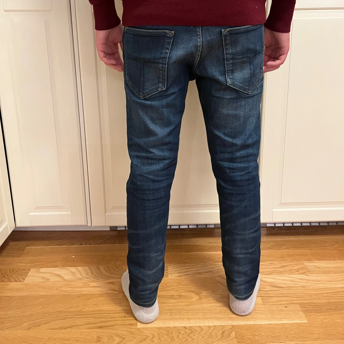 Mörkblå jeansbyxor - 90