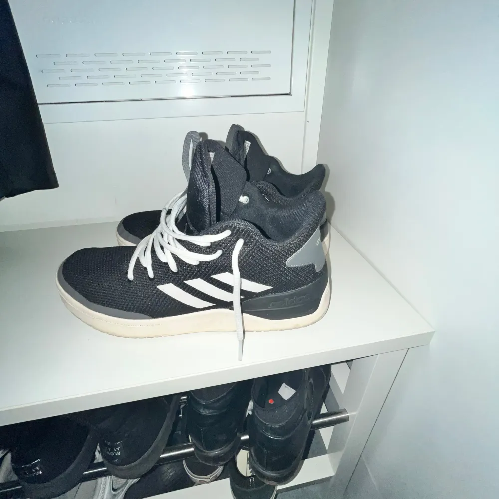 Säljer ett par svarta Adidas sneakers i bra skick.   Priset går att diskutera . Skor.