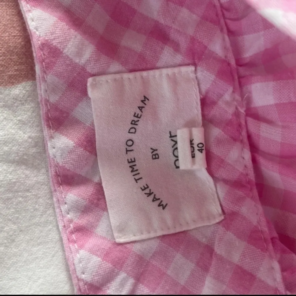 Säljer det här rosa gingham linnet/topp jag köpt  på Vinted💖 Storlek 40 vilket jag tror motsvarar storlek M! Går att justera banden som på bilden. 7/10 skick enligt mig, ser superfin och bra ut men om man kollar nära på överdelen finns det små tecken på användning, kolla sista bilden😊. Blusar.