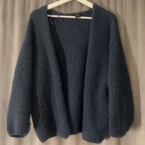 Mörkblå stickad kofta från Lindex - Säljer nu min super fina kofta ifrån Lindex! Lite nopprig men annars super fin💙
