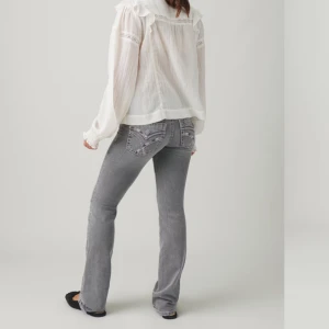 Grå bootcut jeans - Snygga grå lågmidjade jeans från Gina Young i storlek 164 passar mig som vanligt vis har xs-s. Lite mörkare grå än på bilden❤️ny pris 399kr.