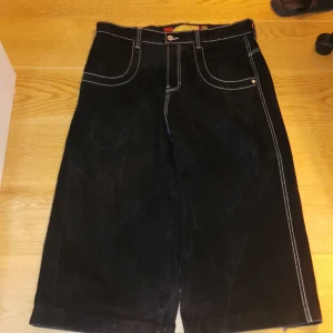 Jnco Twin Cannons - INTRESSEKOLL! Är osäker om jag vill sälja. Jätte sköna jeans. De är förkortade och har en lite heeldrag. Kan förlänga de innan jag skickar de. Köpta på JNCO.com. 36W 30L men de är kortare nu.  Kom med bud och ställ gärna frågor.                                        KLICKA INTE KÖP NU!!! 