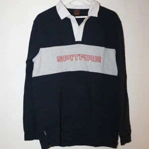 Svart och grå pikétröja från Spitfire - Nästan aldrig använd. 