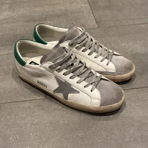 Golden goose skor stl 43 - Golden goose skor i så gott som nyskick, endast använts ett fåtal gånger. Inga defekter. 🤙🏼