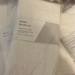 Gardiner Liv från Åhléns - Helt nya gardiner vid måttet 140x300 CM med 2 stycken per pack. Säljer ett pack för 200kr om du vill köpa alla tre pack finns de för 500kr.