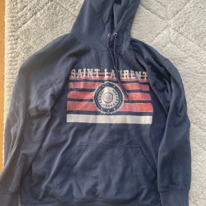 Sällsynt Ysl hoodie  - Säljer denna saint Laurent hoodie då jag helt enkelt behöver pengar men om du har byte är det bara att skriva samt om du vill ha fler bilder eller veta något annat om den (pris ej hugget i sten)