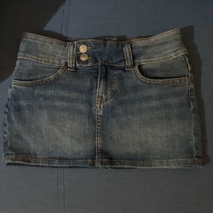Jeanskjol i blå denim - Säljer en snygg jeanskjol i blå denim. Från hm och passar perfekt till sommaren eller nyår