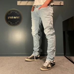 Replay Anbass  - Ett par riktigt sköna Replay anbass i schysst färg | jeansen är i nyskick förutom en defekt vid skrevet, se sista bild, kan fixas av någon händig | size 33 som sitter för stort på mig, jag är 181cm 70kg | nypris 1600, priset är inte hugget i sten!