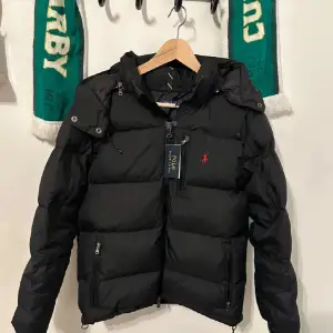 Säljer en snygg svart dunjacka från Polo Ralph Lauren. Den är i mycket bra skick och passar perfekt för kalla dagar. Nypris är 6000 kr. (Herr modell)