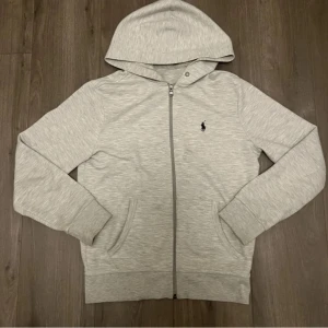 Polo Ralph Lauren Zip Hoodie - (OBS snören finns, kan trä in dom innan köp) En ziphoodie från Polo Ralph Lauren, den är i helt nyskick  och säljer då jag börjar växa ur den. Nypris ligger på runt 1200, och säljer den för 749. Men priset kan absoulut diskuteras, skriv för frågor!