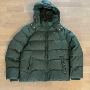 Gant jacka  - Säljer en gant jacka som är för liten för mig den har några defekter som ni ser på bild 2, jag är 185 och på bild 3 ser ni hur jackan sitter på mig, skriv om ni har några frågor 