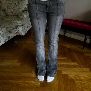 Svarta jeans - Low waist svarta jeans säljer likadana i blåa!!🫶🏼🫶🏼