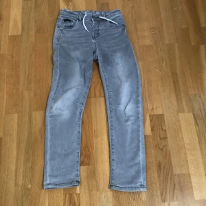 Labindustries byxor - Hej, jag säljer dessa byxor för att dem har blivit för små. Skick är 10 av 10. Kontakta för minsta tanke om byxorna.