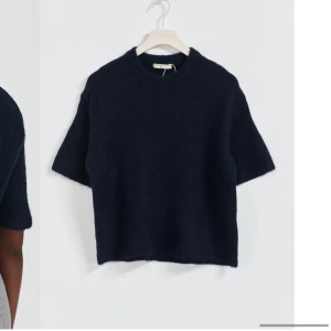 Stickad tshirt - Slutsåld överallt, jätte fin tröja som bara används 1 gång💗