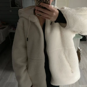teddyjacka  - säljer denna teddyjacka från h&m i strlk M, den sitter oversized på mig som vanligtvis har xs/s 💗💗 använd gärna köp nu ☺️