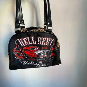 Snygg väska - Köpte den på en loppis och har aldrig använt