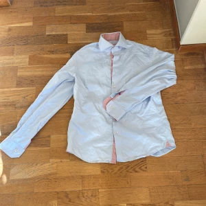 Stenströms skjorta - Säljer denna ljusblåa stenströms skjorta med röda detaler. Skjortan har väldigt hög kvalitet och är i bra skick. Storleken är 40 vilket motsvarar medium. Hör av er vid frågor!