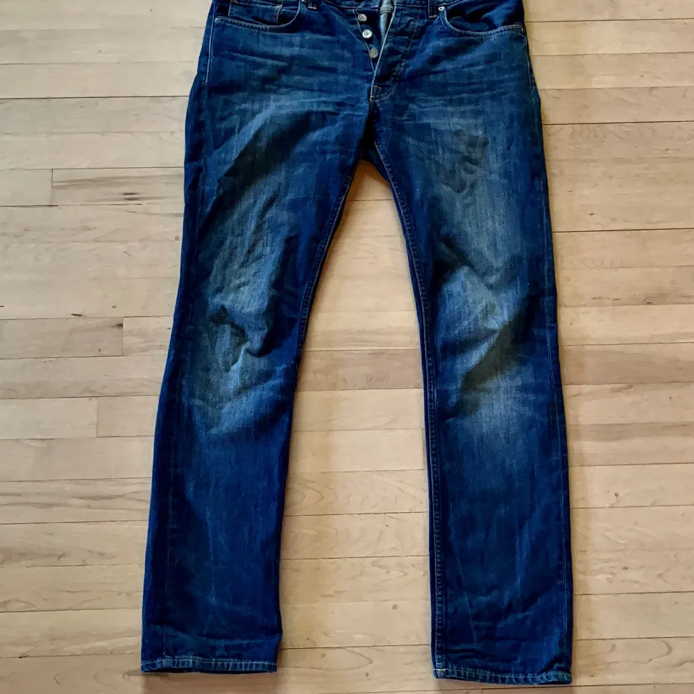 Ett par riktigt snygga mörkblåa Acne studios jeans som är lätta att styla och funkar till vilken outfit som helst. Jeans & Byxor.