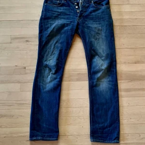 Acne Studios Jeans W 33-34 L 33-34 - Ett par riktigt snygga mörkblåa Acne studios jeans som är lätta att styla och funkar till vilken outfit som helst
