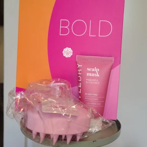 Glossybox *oöppnad* Styledry scalpmaskn +brushworks borst+ keratinmask - Säljer en glossybox med helt nya hårprodukter Alla är har plastskydd kvar  skickar med en gratis gåva på alla köp<3 <Syledry scalp mask (nypris 165kr) + brushworks massageshampoobotste oöppnad + hårmask keratin + (gåva) skickas i en glossybox<3