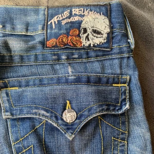 Snygga true religion brallor - Snygga trueys som jag köpte på loppis. De är typ oanvända men har lite heel bite. Jag är 178 ish och de sitter perfekt på mig.
