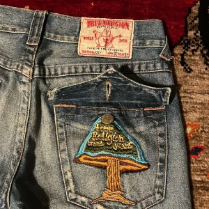 True religon Jeans - Ett par feta flared true religon med broderi på bakfickan 🌳 Dem är i mycket bra skick förutom att de är uppsprättade längst ner. Pris kan såklart diskuteras vid snabb affär. Kom dm för mått/bilder eller andra frågor.  