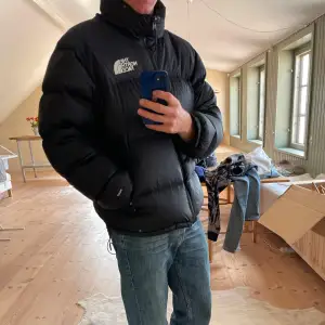 North face puffer jacka som bara har varit med en vinter alltså är det i ett gott skick. Storlek m. Modellen är 182 lång och väger 72 kg. Skriv vid minsta funderingar.