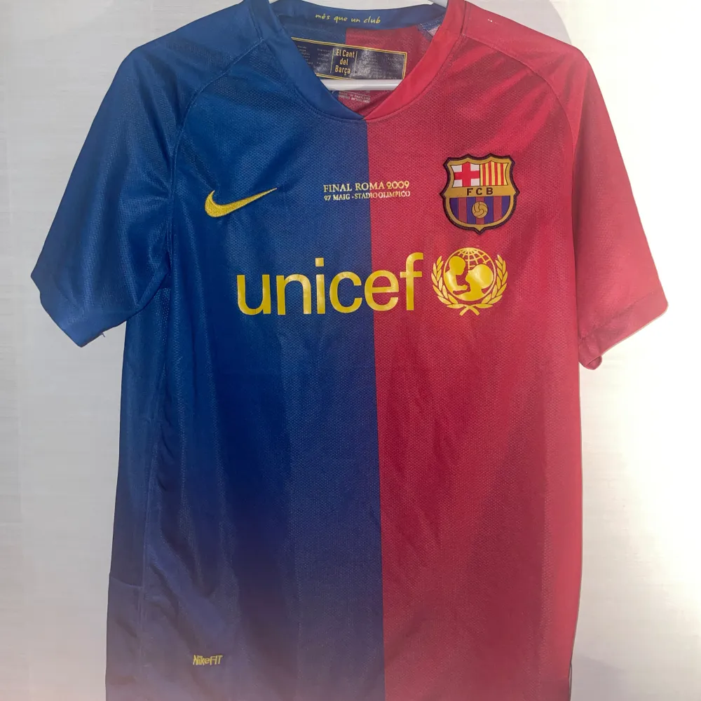 Barca retro med ingen namn där bak. Bra kvalite och inte använd mycket.. Sportswear.