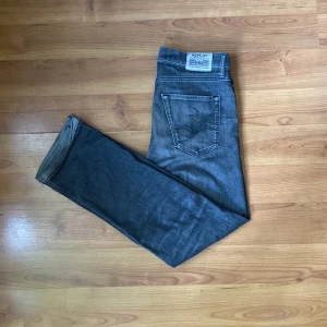 Replay jeans - Hej säljer nu dessa feta mörkgrå replay jeans modellen thad! skick 8/10🤩 Storlek 14A Vid frågor eller bilder kom privat!💪🏽👌🏼