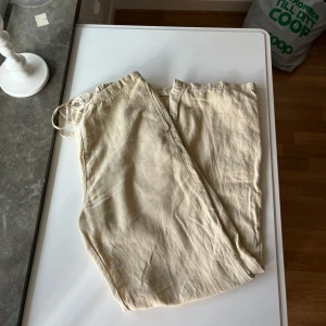 Beiga linnebyxor  - Beiga linnebyxor från Asos. Lågmidjade med lång midjeband och ganska långa ben (jag är 158 och de är för långa). Använda fåtal gånger 