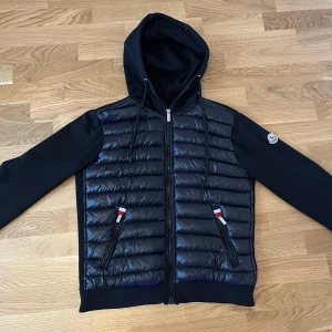 Moncler cardigan  - Hej säljer denna feta moncler cardigan bra skick perfekt inför hösten. Skick 8/10. Köptes här på Plick för 2500kr. Storlek S. Om ni har frågor eller vill ha fler bilder kontakta gärna mig. Kan sänka pris🙌👍🏼