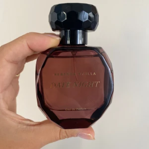 Rebecca Stella parfym  - Parfymen Date night från Rebecca Stella! Finns att köpa på Lyko. Använd mängd enligt bild! 