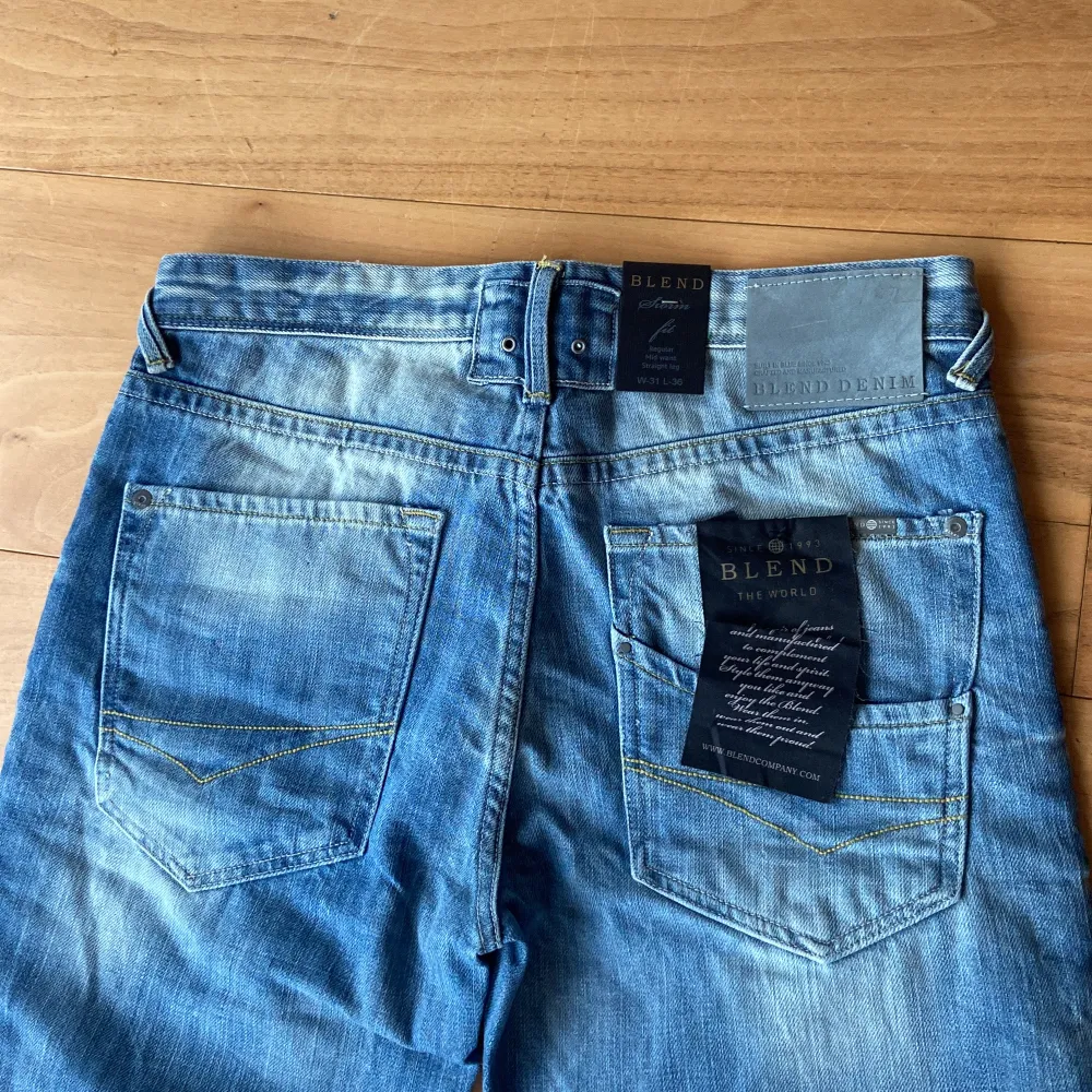 Sprillans nya blend jeans med tags i straight fit med en helt sjuk slitning på jeansen. Jeansen är totalt 117 cm långa och innerbenslängd 90 cm, ben öppning 20 cm och midjan rakt över är 40 cm. Hör av er om frågor!!🙌👊. Jeans & Byxor.