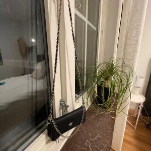 Väska Gina Tricot - Säljer denna fina väskan från Gina tricot