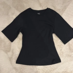 T-shirt med struktur - Jätte fin T-shirt med lite ”struktur” både fram och bak som gör att den blir lite tajtare vid magen😍. Nyskick, aldrig använd, Säljer eftersom att den var lite förstor tyvärr. 