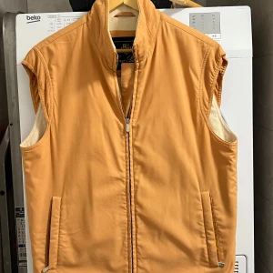 Loro piana vest  - Loro piana väst Storlek 50/L  Några fläckar på framsidan men märks knappt. Nypris är 23k  