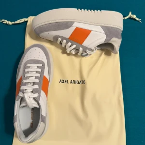 Oanvända Axel-Arigato skor, helt nya i originalförpackning  - Säljer ett par helt nya Axel-Arigato skor, i original förpackning. Frågor kring skorna och pris tas privat. 