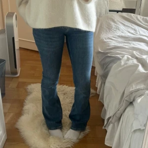 Lågmidjade blåa bootcutjeans - Supupersnygga lågmidjade bootcut jeans från Gina. Stretchiga och fomar sig så fint på kroppen och bak!!! Stoclek 32 men passar även 34. 