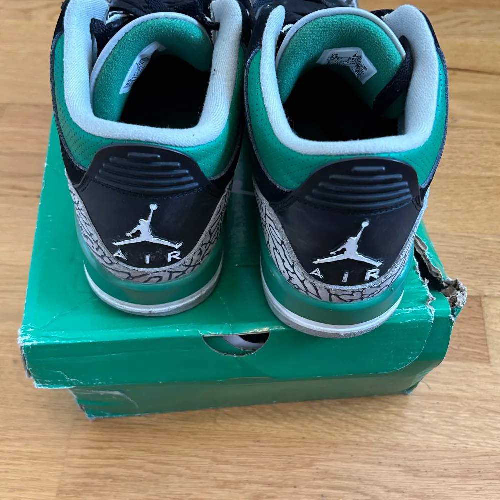 Jordan 3 pine green i ok skick. Sulorna är ganska slitna men skorna är i övrigt bra skick. Box ingår.. Skor.