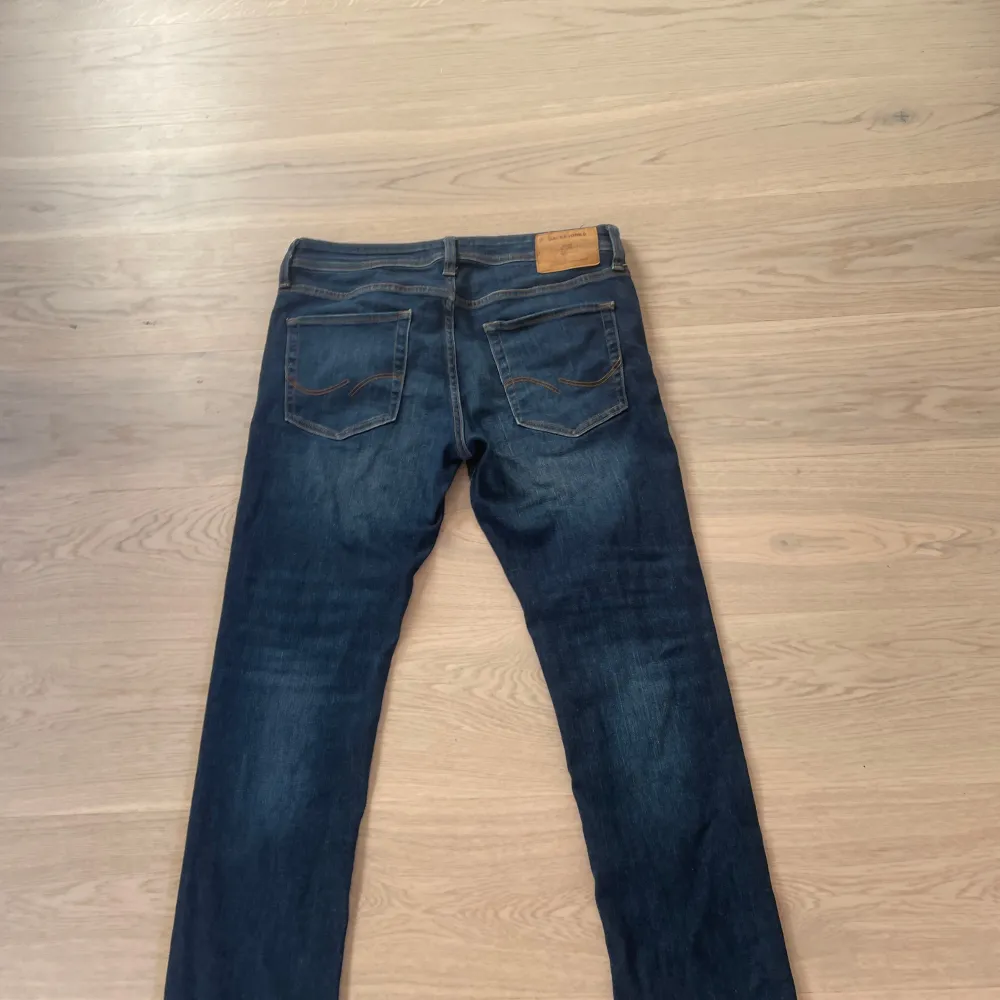 Säljer mina Jack&jones jeans efter som dem inte passar längre. Tvär feta jeans. Skriv om ni undrar nåt elr om fler bilder.. Jeans & Byxor.