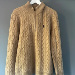 Cable-Knit Wool-Cashmere Sweater – Beige - Nu har du chansen att få tag på en stilren och snygg Polo Ralph Lauren-tröja, perfekt för höst- och vintersäsongen! Jag fick den som julklapp förra året och har endast använt den två gånger, så den är i toppskick. Skriv vid fler frågor!!😃