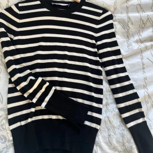 Randig tröja från Zara - Säljer denna fina, randiga tröja från Zara i storlek S. Den är stickad med små slitsar på ärmarna. Använd fåtal gånger❣️