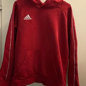 Hoodie - Adidas röd hoddie. Passar båda män o kvinnor dock skulle rekommendera för kvinnor. Priset kan diskuteras.