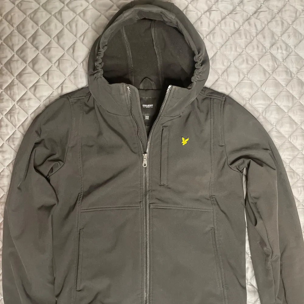 Lyle & Scott vind/regn jacka som används ett fåtal gånger. Säljer den nu då jag växt ifrån den. Strl 14-15 years som motsvarar S. . Jackor.