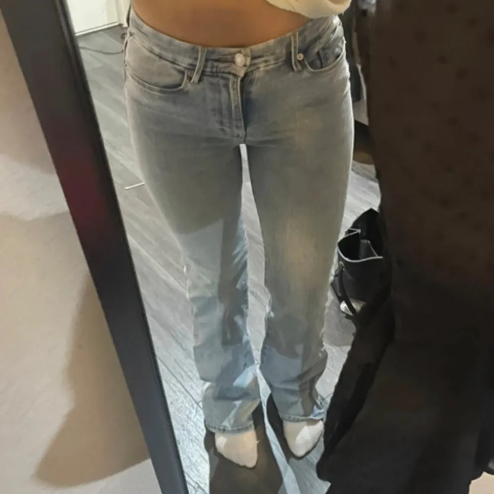 Säljer dessa jeans då de ej kommer till användning. Jeansens är för långa på mig, jag är 162cm. Högmidjad💗. Jeans & Byxor.