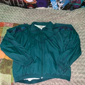 Cool windbreaker - Baggy 90s jacka, jättebra skick och jättebekväm.