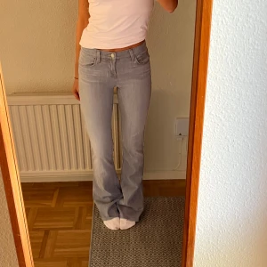 Bootcut  - Lågmidjade bootcut köpta second hand. Färgen är mellan blå och grå och är så fin. Passar xs skulle jag säga. Midjemått - 64 cm