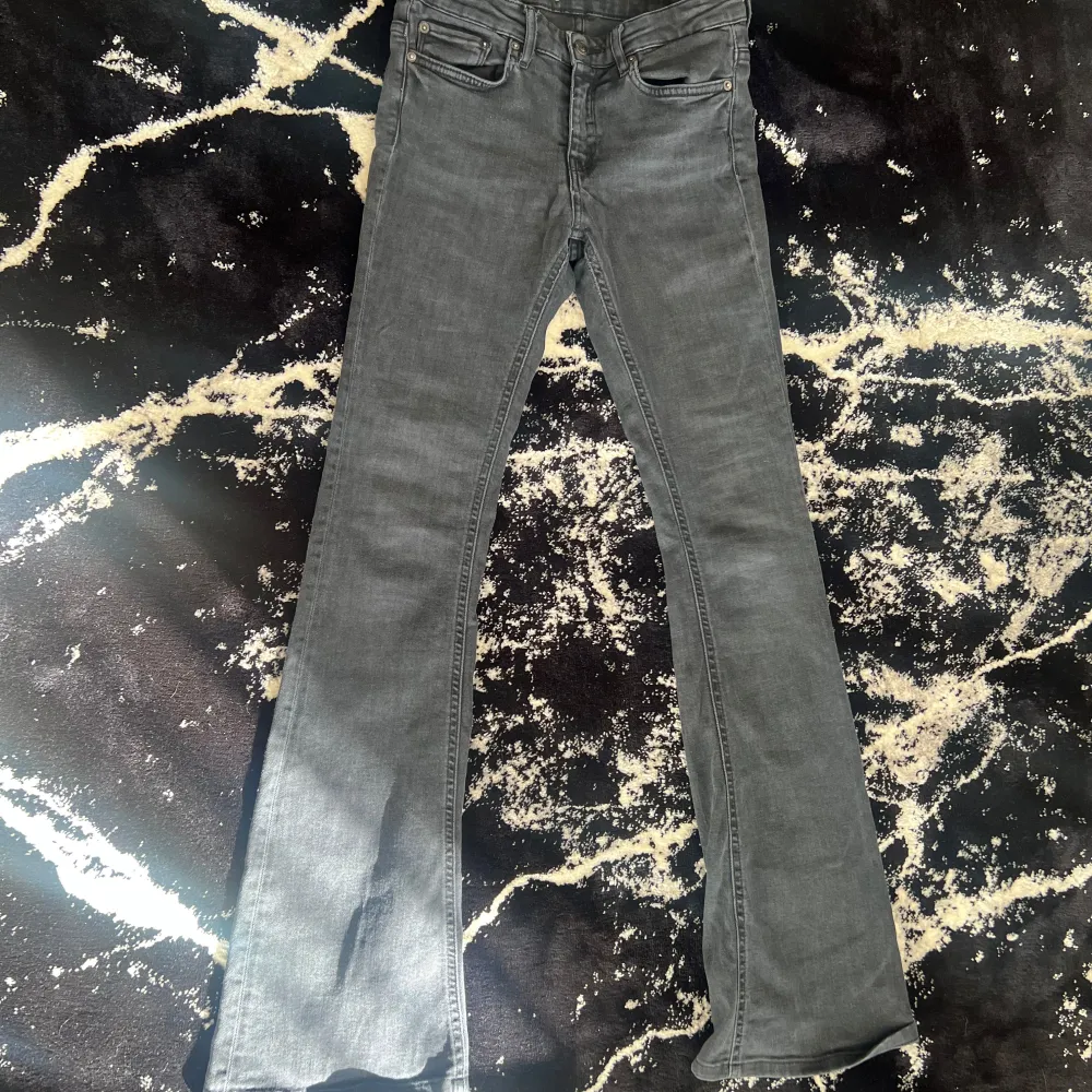 Svara bootcut jeans från zara i storleken Eur 34 alltså xs . Jeans & Byxor.